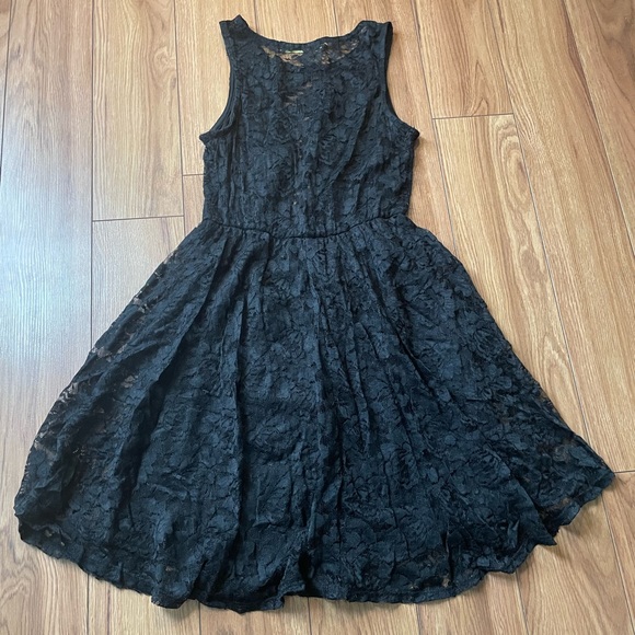 Finn & Clover Lace Dress - Picture 4 of 8